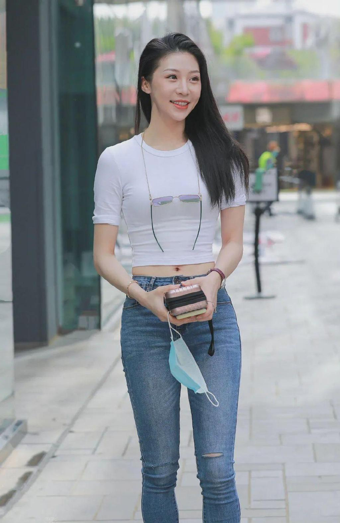 时尚女生的完美组合:白t恤搭配牛仔裤|白t恤|时尚女生|牛仔裤_新浪