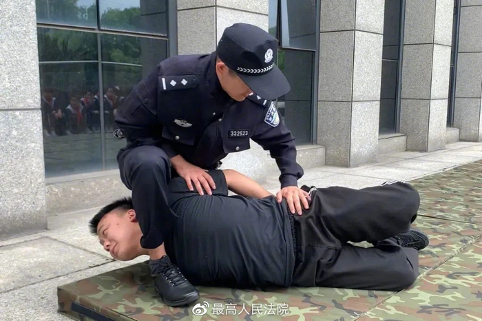 警察的日常出警装备,现场体验了警棍,盾牌,手铐等警用器材的使用方法