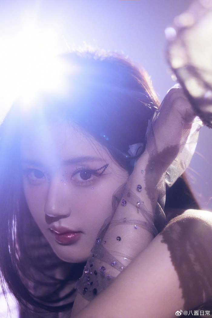 赵露思昨日生日会造型大片__财经头条