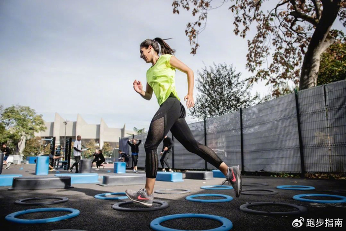 热身做对,跑步不累!10个最佳热身动作助你跑得更高效!|跑步_新浪新闻