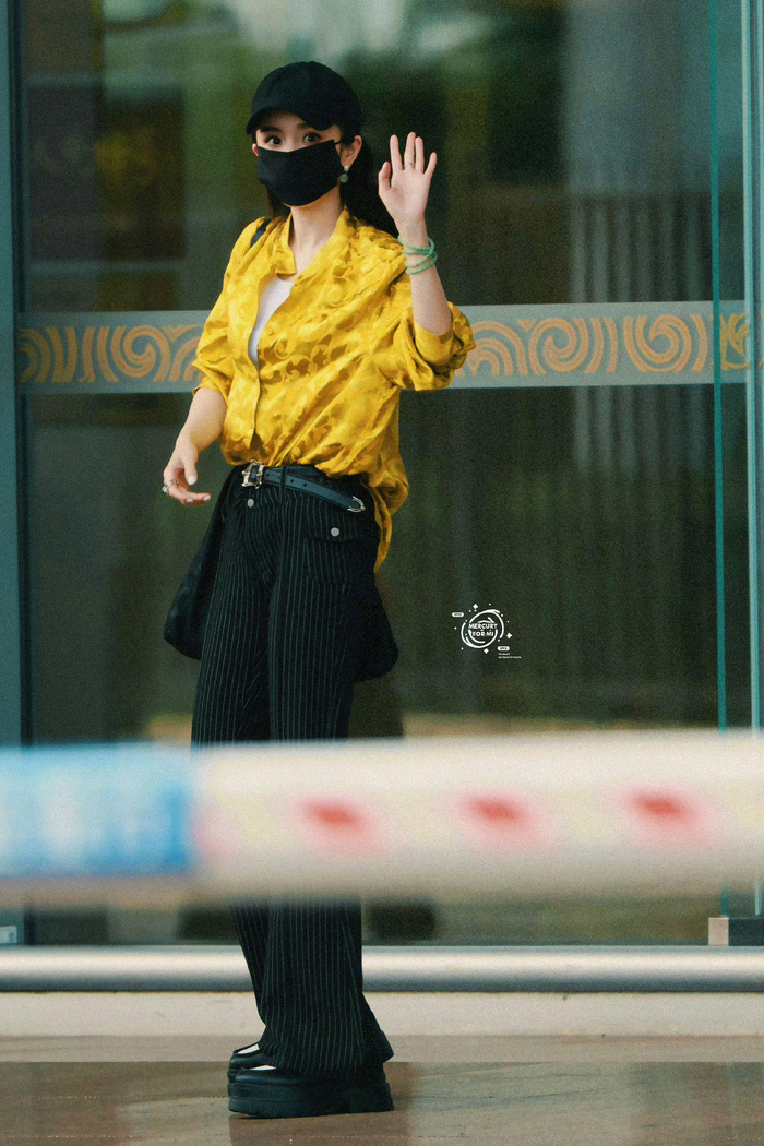杨幂最新机场饭拍黄色印花衬衫77条纹阔腿裤造型