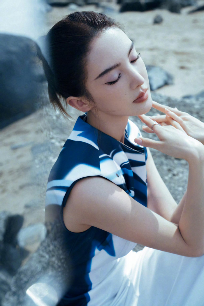 金晨身着青花瓷衣服出席