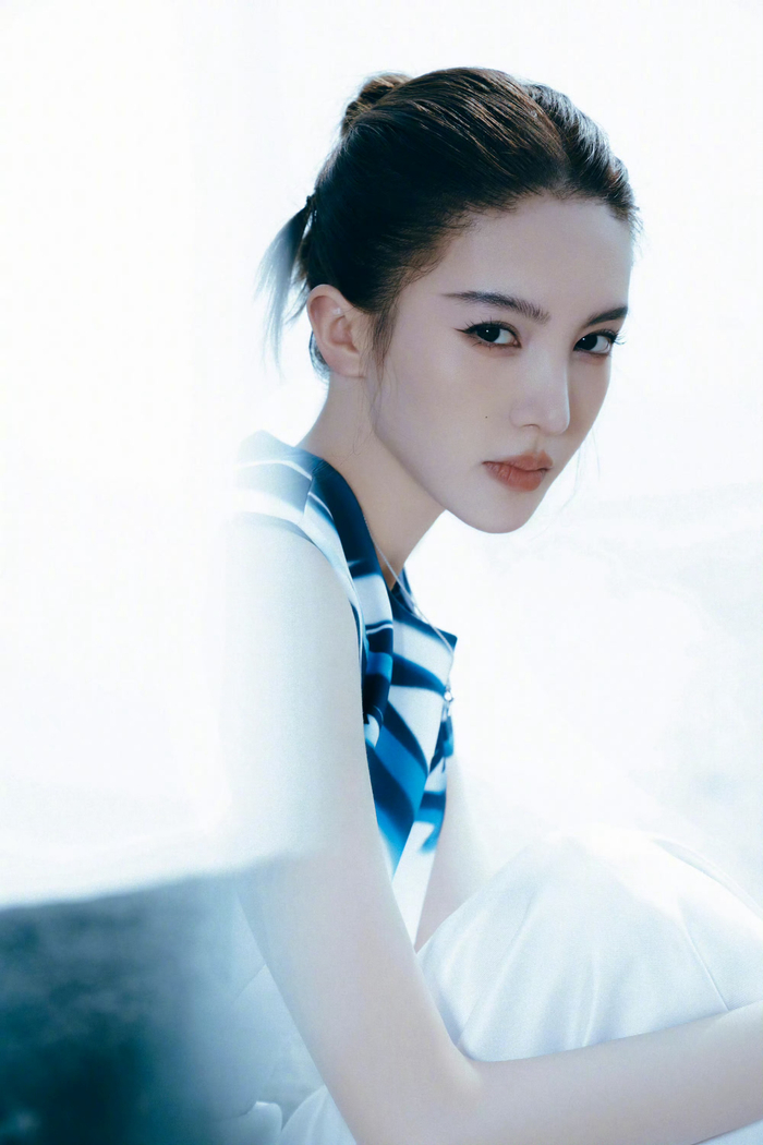 金晨身着青花瓷衣服出席