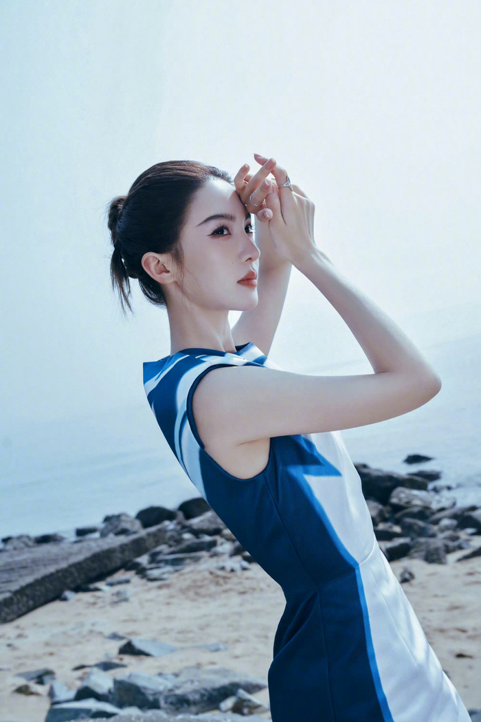 金晨身着青花瓷衣服出席