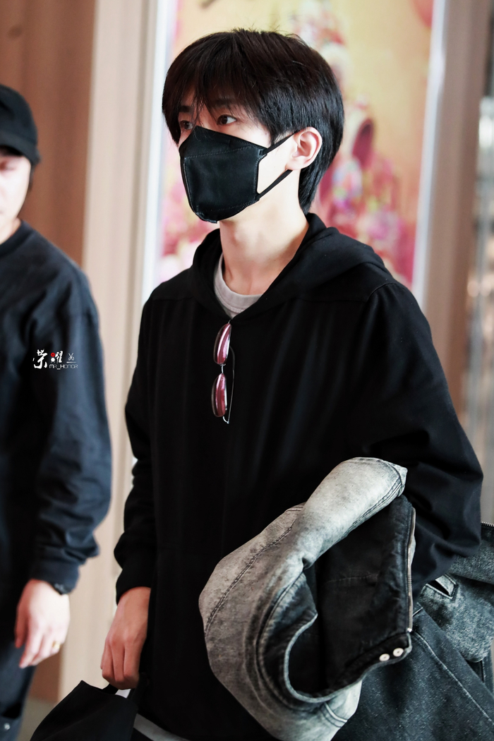 易烊千玺出发日内瓦墨镜造型苏感拉满老公是一种感觉