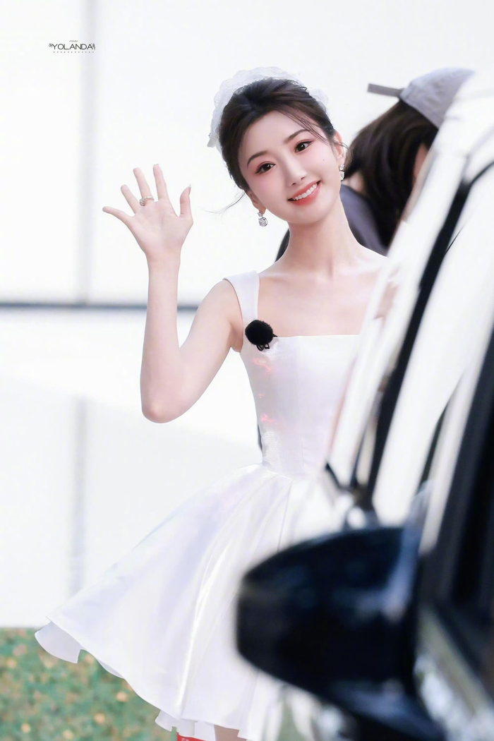 毛晓彤10.10综艺造型 优雅甜美的白天鹅?