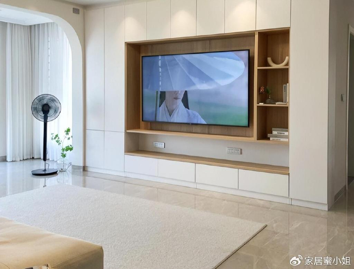 大家可以尝试一下落地式电视柜或电视收纳柜,虽然会增加隐形的家务