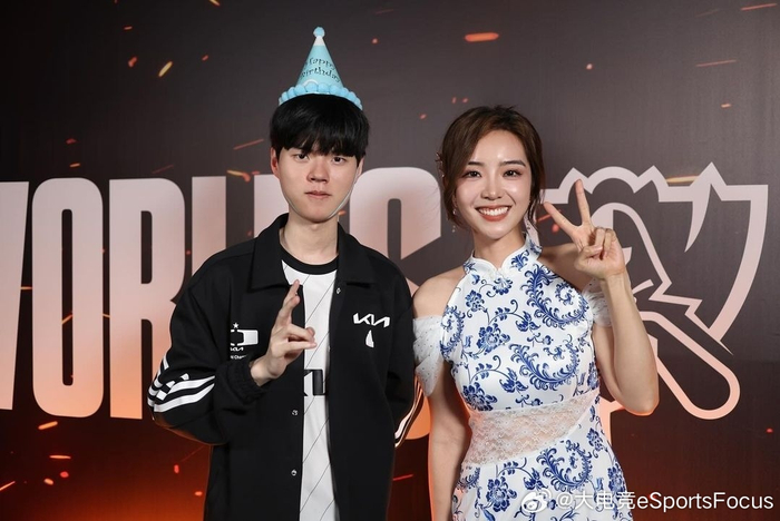 余霜ins分享照片是和deft选手一起的生日返图