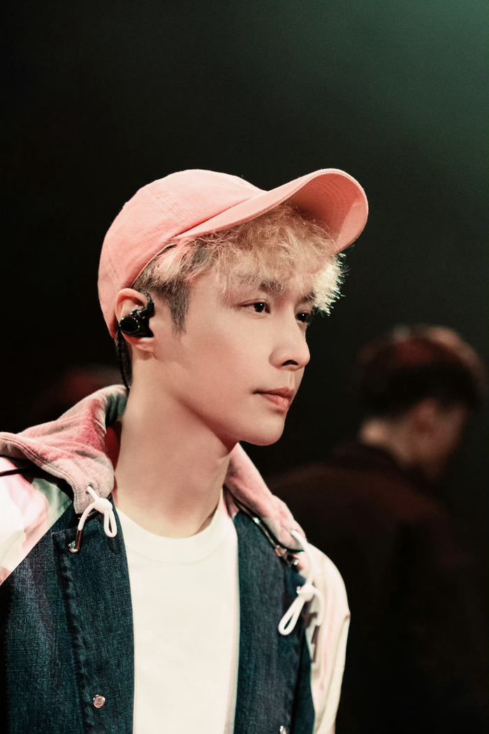 张艺兴成都演唱会彩排照小粉帽的可爱兴哥今晚见啊