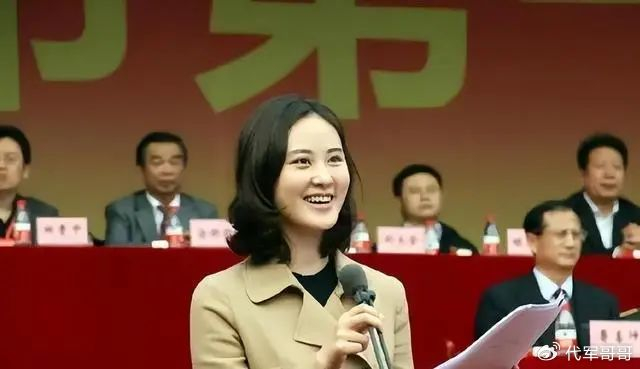 她曾是重庆最美的高考状元如今当上央视主持人42岁依然单身