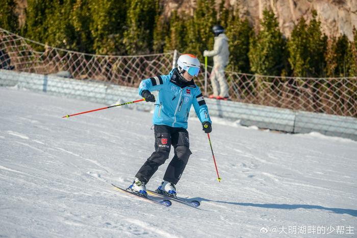 進入臘月山東多地掀起冰雪旅遊熱各大滑雪場迎來客流高峰