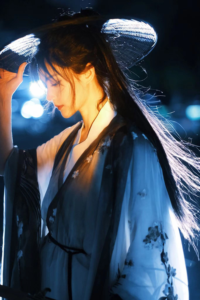 李一桐爆改古风侠客眼神杀好绝赶快演个侠女吧