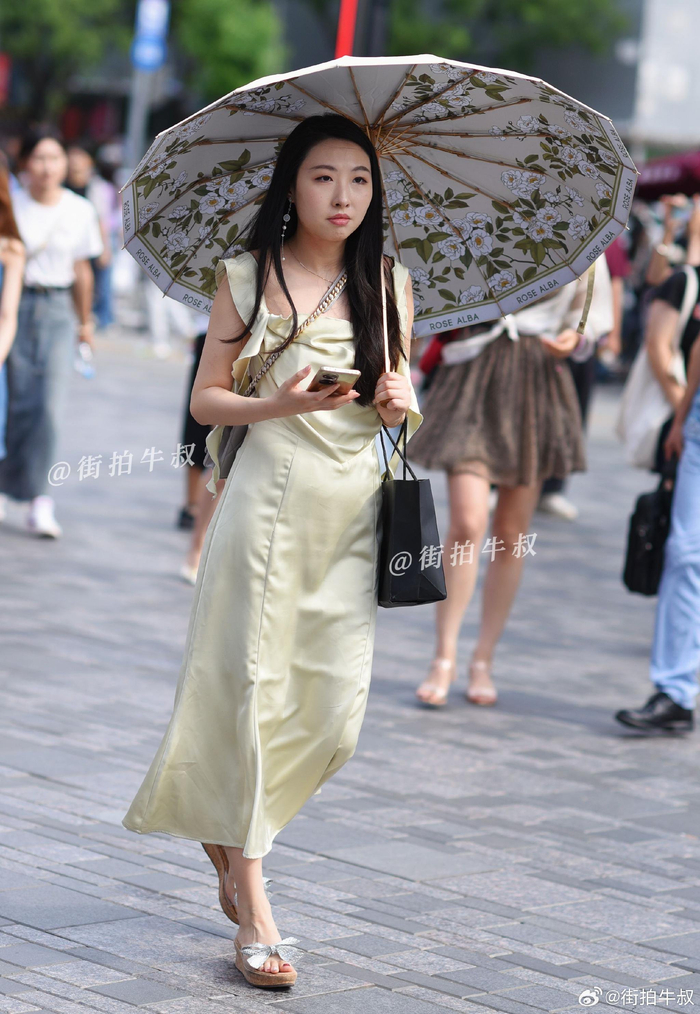 美女一身漂亮的古风打扮出街