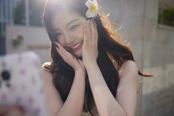 赵露思七夕营业照耳边戴着花花笑容超甜的露思啊被治愈到了