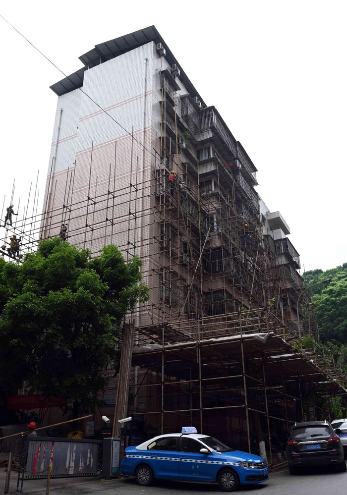 重庆忠县乐天路社区对老旧居民楼外墙瓷砖进行改造