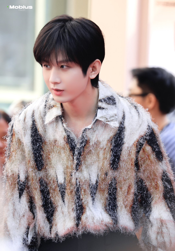 成毅今日活动饭拍图呆萌可爱