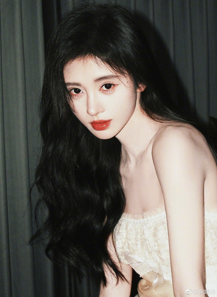 鞠婧祎氛围感神图大放送啊啊啊这组简直受不了了美得我流泪