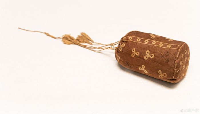 唐代褐地刺绣花卉纹囊袋甘肃省博物馆藏