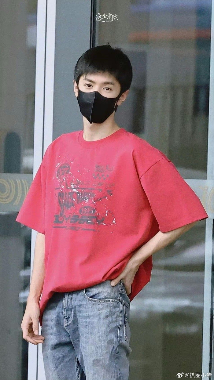 陈哲远今天机场饭拍路透,鞋还挺特别的