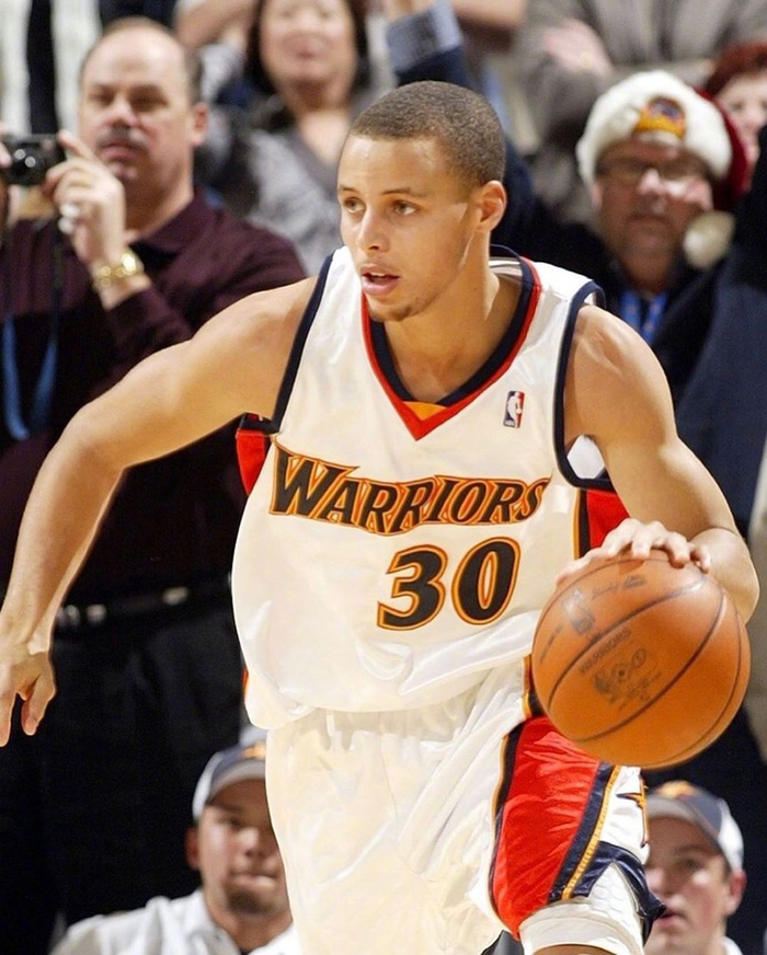 斯蒂芬库里创历史纪录连续200场命中三分彰显传奇实力