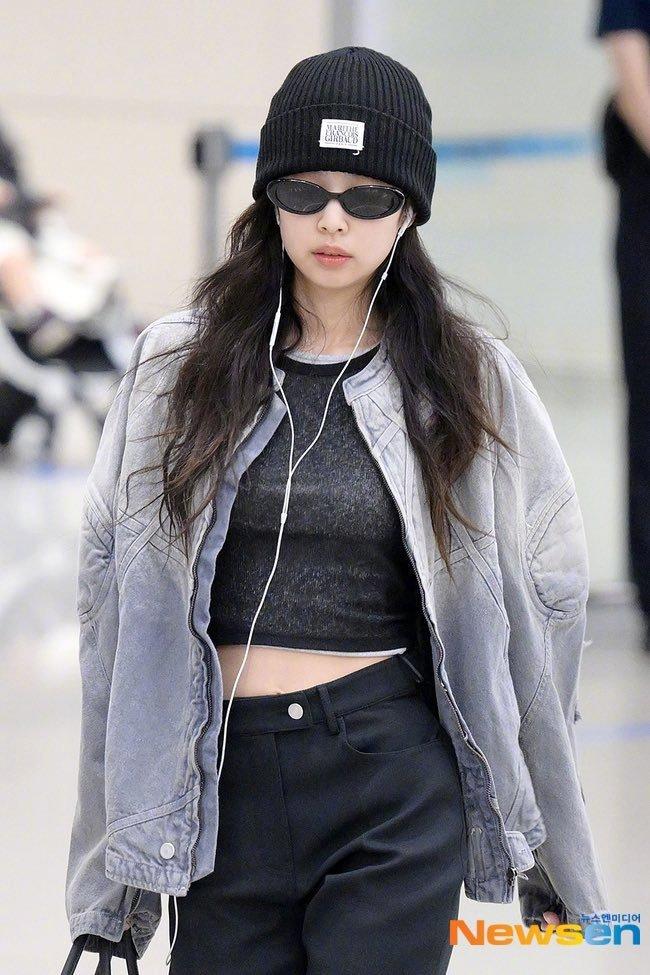 jennie今日机场新闻图 黑超配冷帽的酷帅妮妮