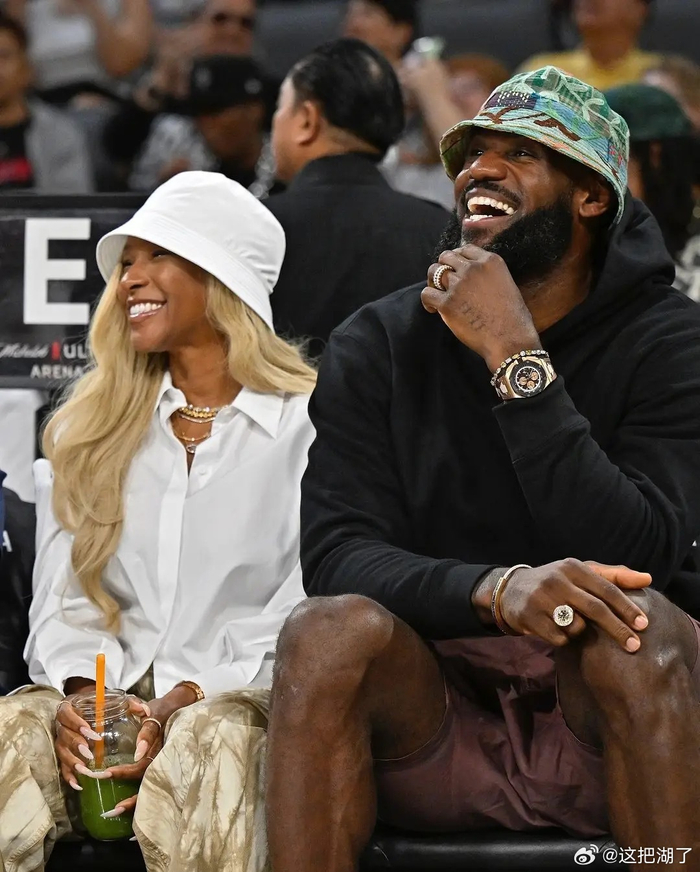 詹姆斯和妻子萨瓦娜在拉斯维加斯观看了wnba王牌对阵自由的比赛