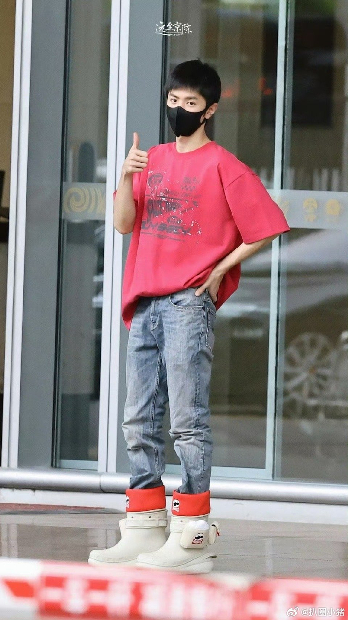 陈哲远今天机场饭拍路透,鞋还挺特别的
