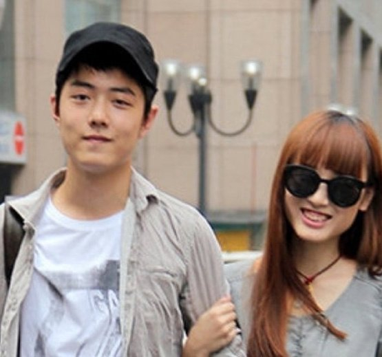 两人亲密照曝光,粉丝集体举报公司.|肖战|张晶|粉丝_新浪新闻