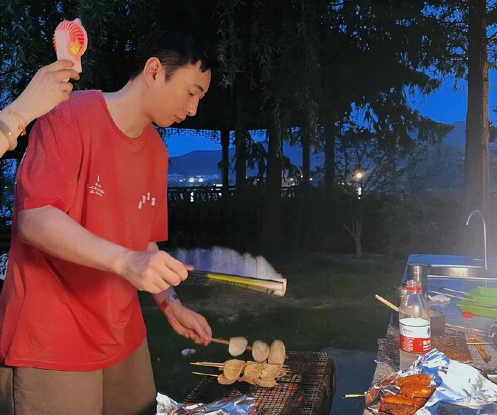 亲自动手搞烧烤不怕热,脸色发白显憔悴|富二代|王思聪|烧烤_新浪新闻