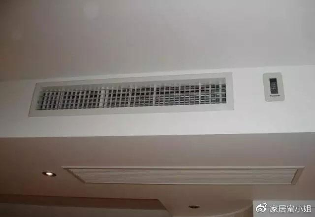 当中央空调开一会儿后，空气质量变差是由什么造成的？