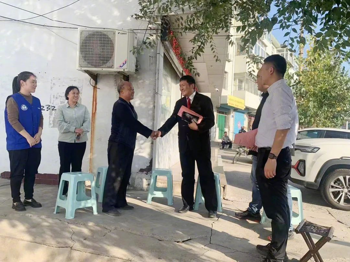 村里来了一个"马扎"法官|冯志明_新浪新闻