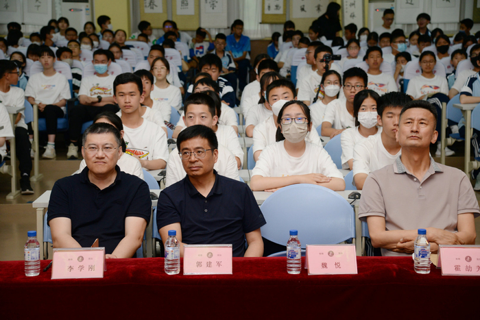 面向z世代"科学家精神巡讲"活动走进大连格致中学__财经头条