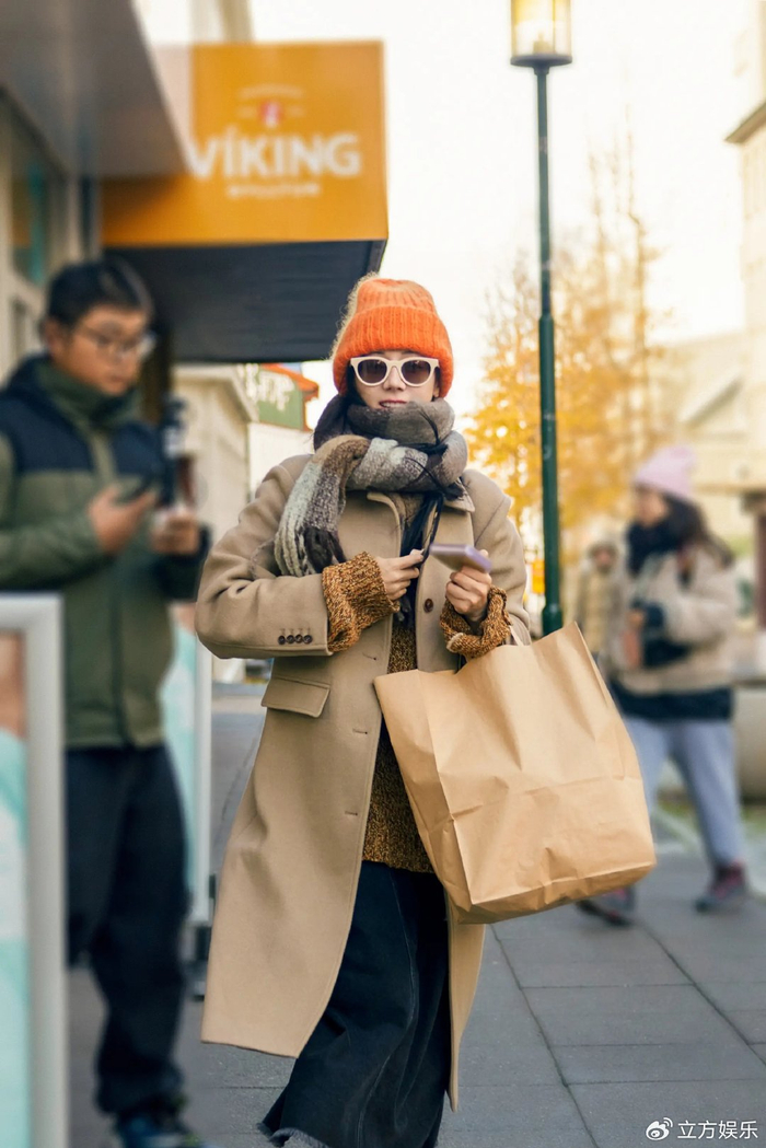 迪丽热巴戴橘色绒线帽减龄吸睛 搭配围巾温暖舒适|迪丽热巴|绒线帽