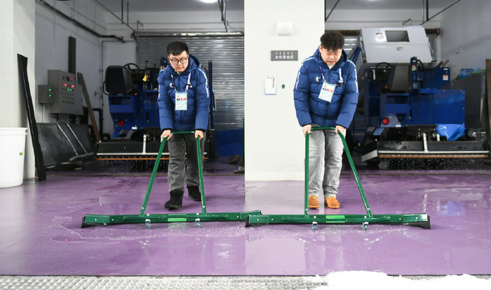 浇冰师妙手织就"冰地毯"|花样滑冰|短道速滑|十四冬_新浪新闻