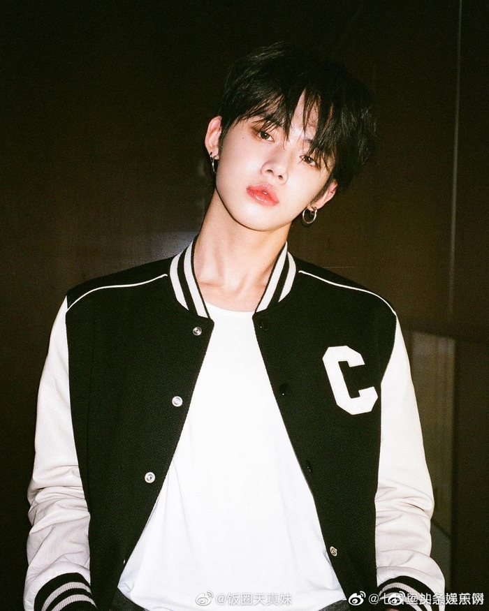 崔然竣黑发拍立得照片来啦!__财经头条