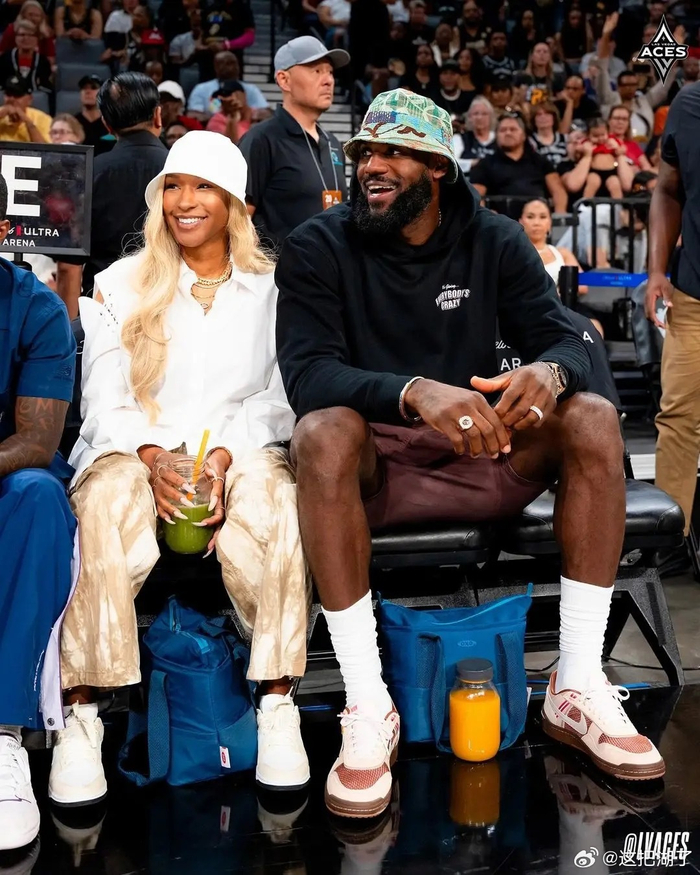 詹姆斯和妻子萨瓦娜在拉斯维加斯观看了wnba王牌对阵自由的比赛