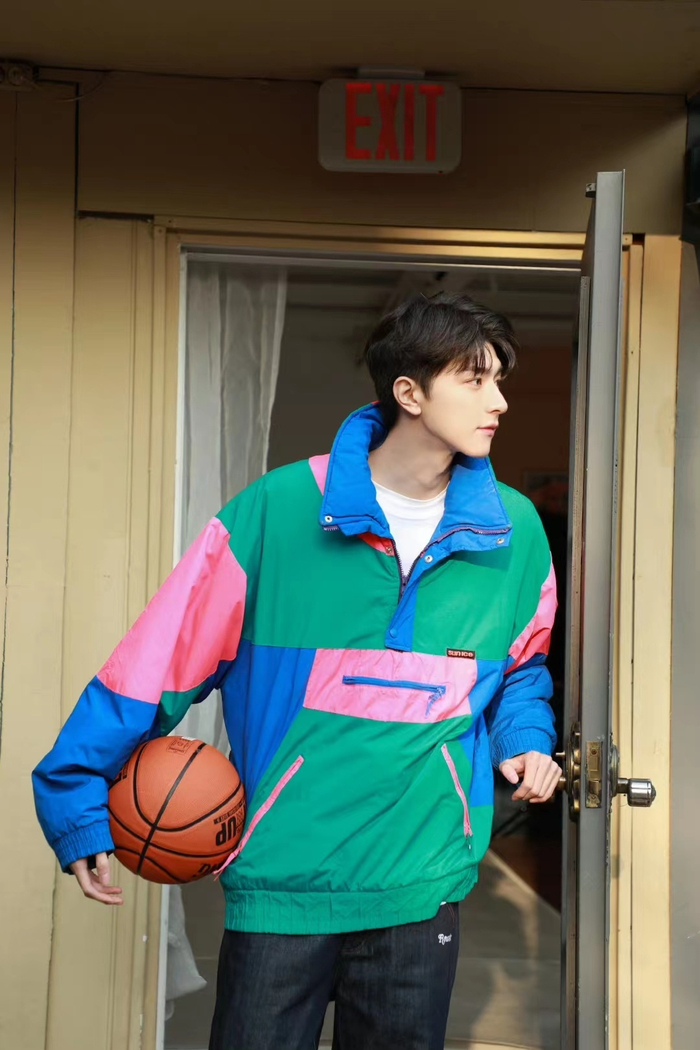 林一分享周一随拍多巴胺风格的篮球少年