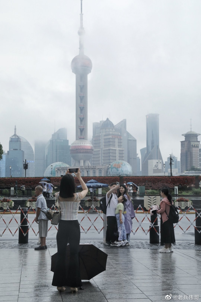 上海梅雨季第三天,上海外滩阵雨连绵