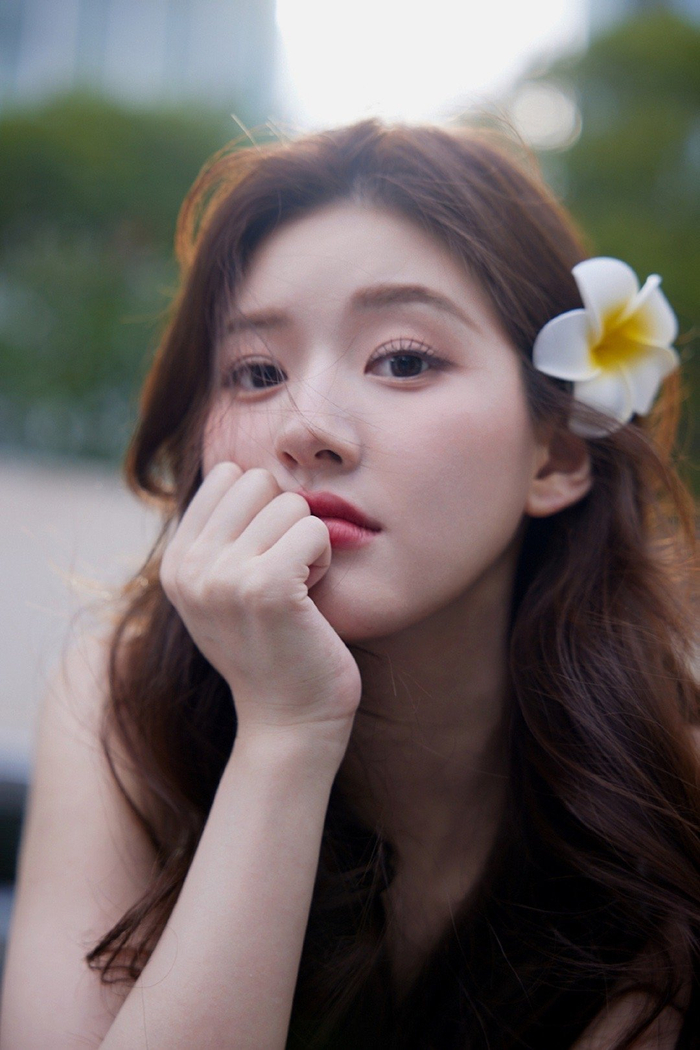 赵露思七夕营业照 耳边戴着花花笑容超甜的露思啊,被治愈到了__财经