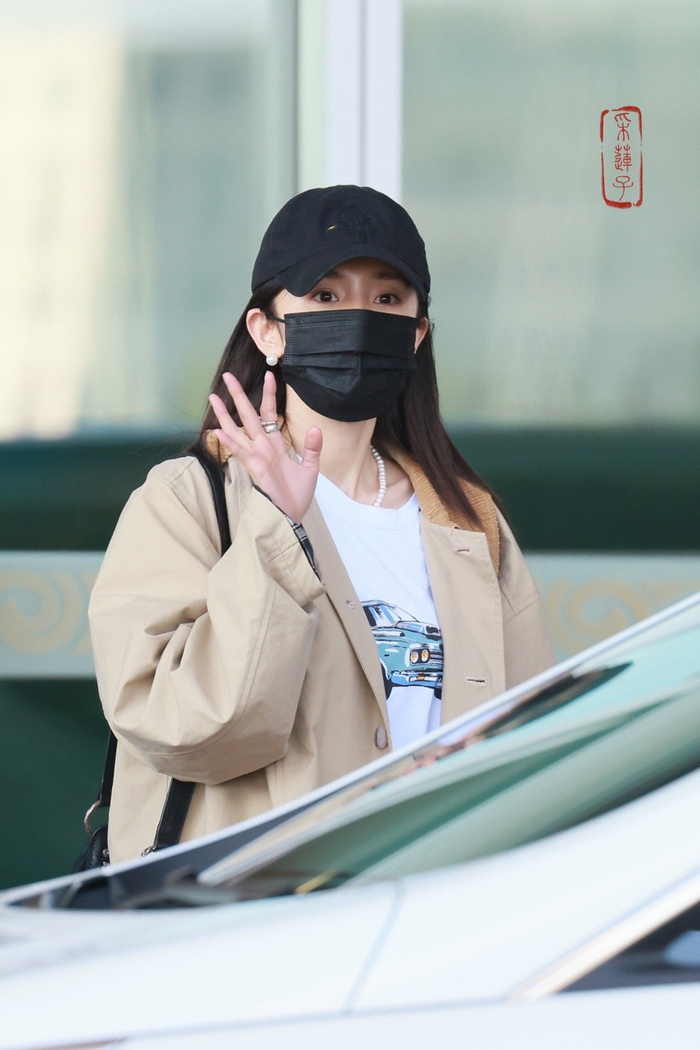 杨幂机场饭拍风衣棒球帽造型初秋穿搭的幂姐出现