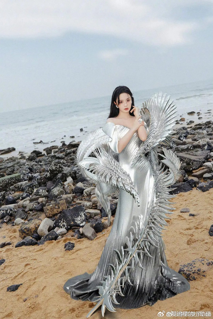 微博之夜主持人李莎旻子已经出造型图了