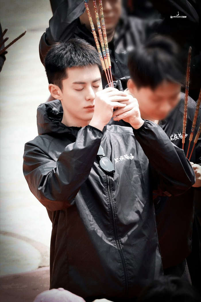 王鹤棣寸头好a啊