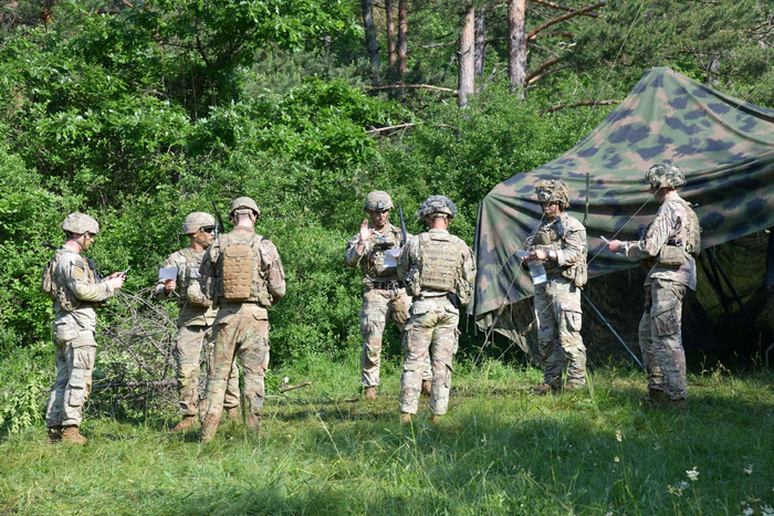 第4营a炮兵连的美国陆军伞兵射击m119a3榴弹炮|炮兵连|美国陆军|伞兵