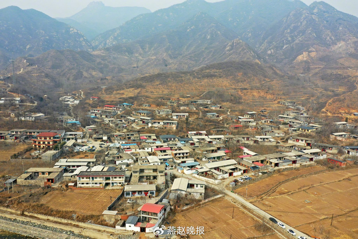 新旧两张全家福 十载光阴变化大