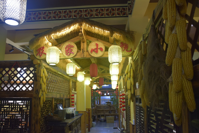 弥勒山沟里这家乡村饭店,竟然有人开着宝马来吃野菜