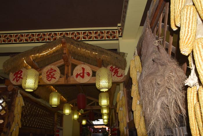 弥勒山沟里这家乡村饭店,竟然有人开着宝马来吃野菜