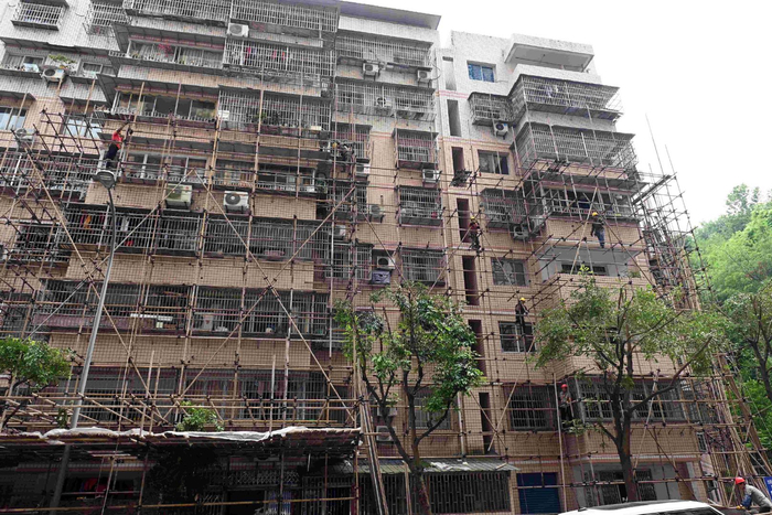 重庆忠县乐天路社区对老旧居民楼外墙瓷砖进行改造