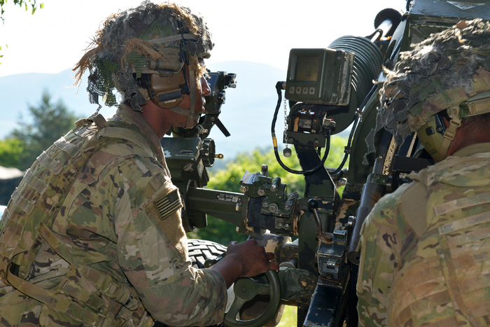 第4营a炮兵连的美国陆军伞兵射击m119a3榴弹炮|炮兵连|美国陆军|伞兵