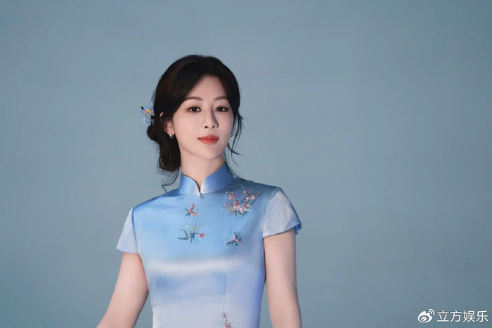 杨紫穿蓝色旗袍勾勒曼妙曲线 气质温婉高雅如兰|杨紫|旗袍|蓝色_新浪新闻