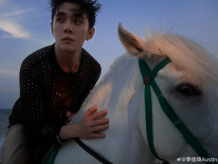 李佳琦发布海边写真大片,身穿针织老头衫,胸肌若隐若现……__财经头条